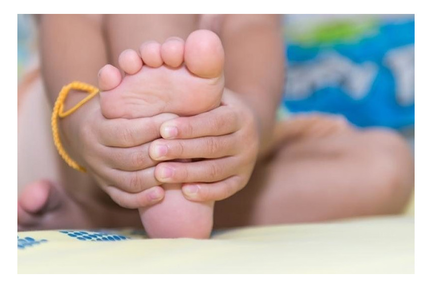 Plochá noha u dětí, dá se jí předejít a pomohou speciální cviky?